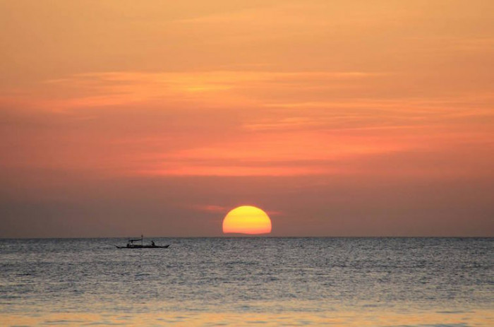 Enjoy the sunset in the China Sea